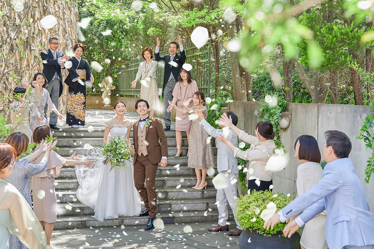 開放感あふれるロケーションでフラワーシャワーの演出も